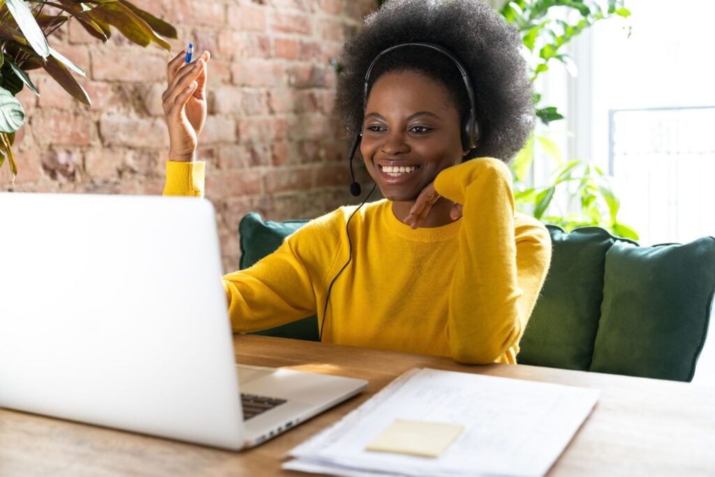 Une employée parle avec des clients en ligne durant un webinaire