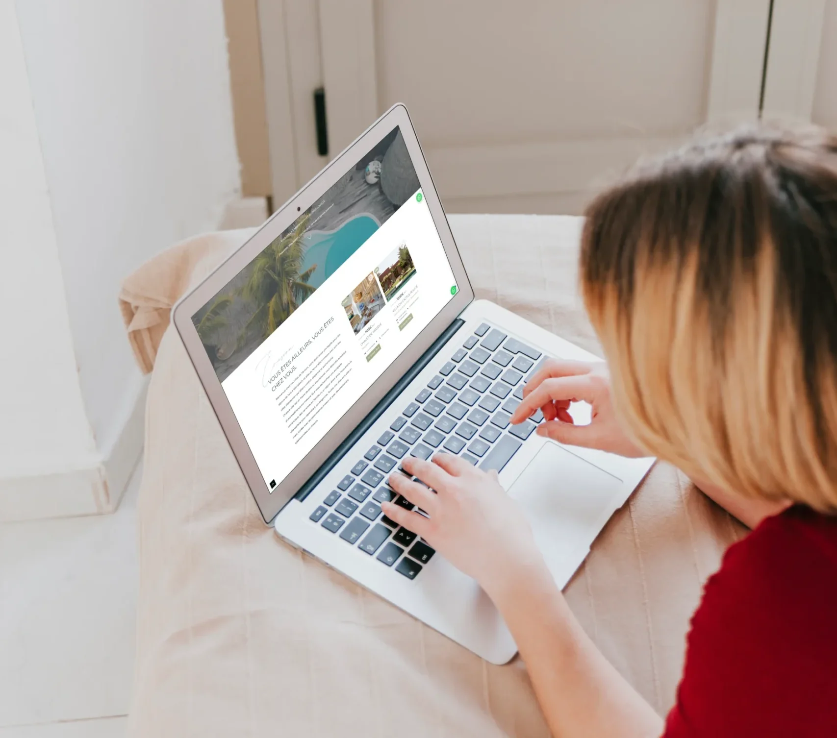 Femme allongee sur son lit cherche des villas en location sur Lesvillademyriam scaled e1747991063723 Les Villas de Myriam : refonte et stratégie SEO 2025