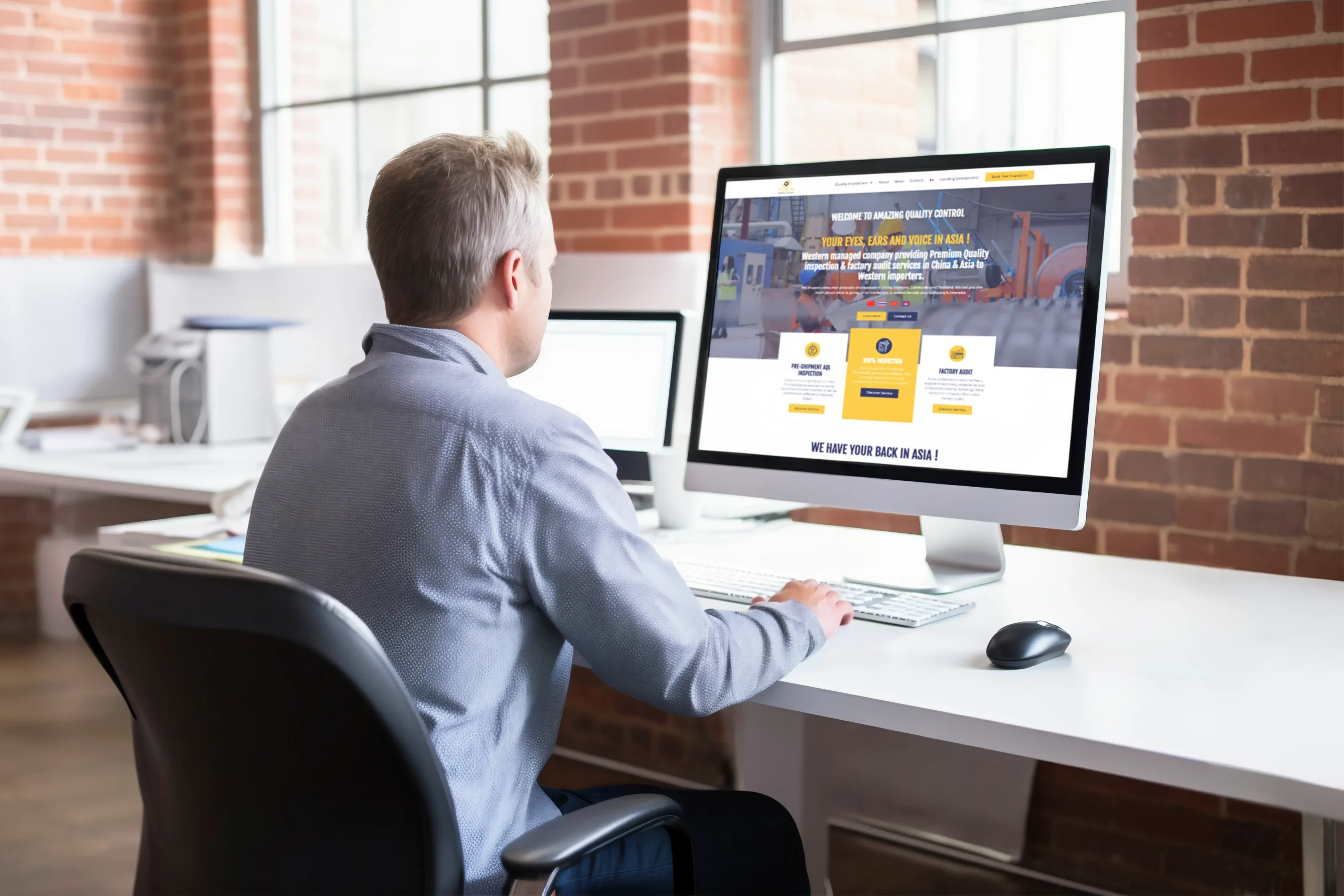 Homme entrain de regarder le nouveau site d'Amazing quality controle