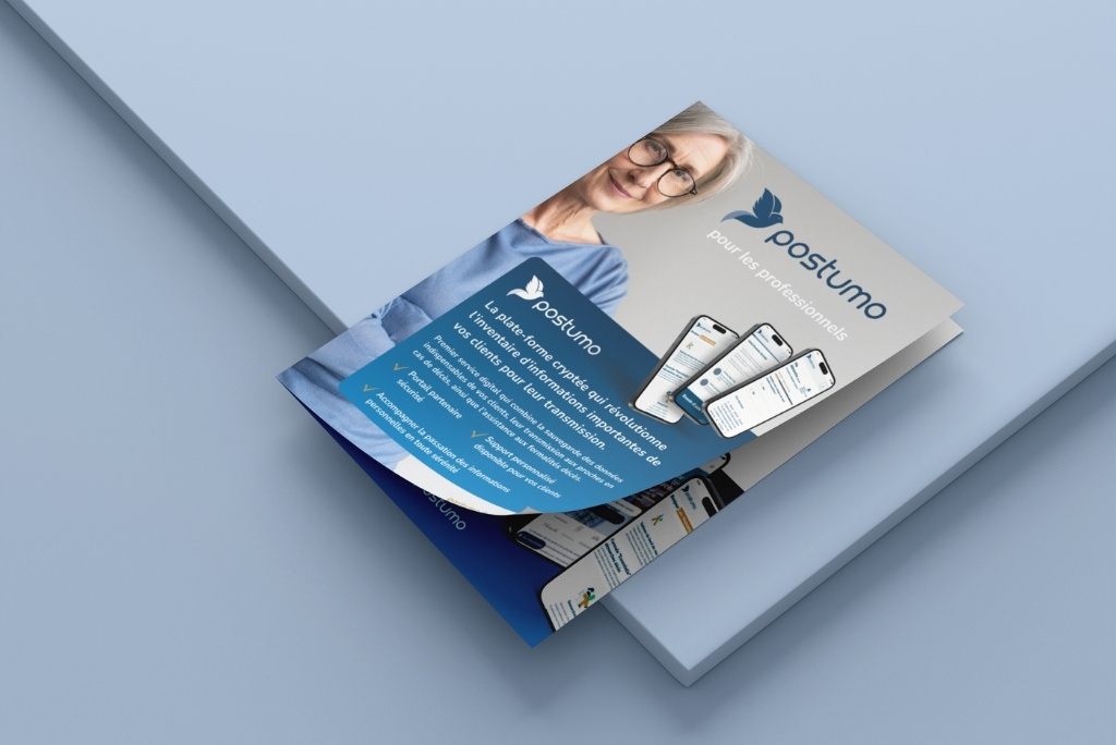 Mockup brochure Postumo 2 Rendre lisible l’essentiel : création d’une brochure B2B claire et rassurante 2026